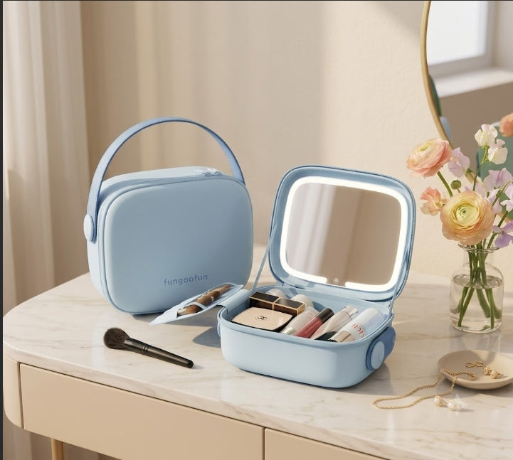 Le GLOWY - trousse de maquillage avec miroir LED Fungoofun, coloris bleu, mise en situation