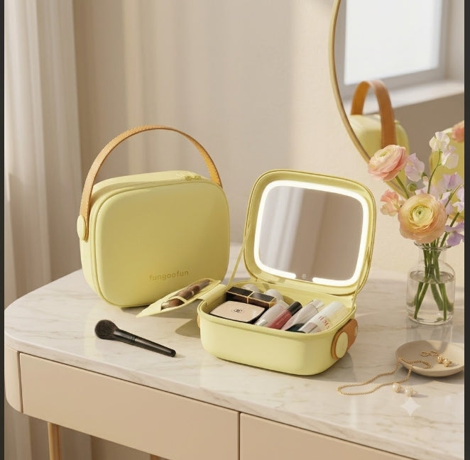 Le GLOWY - trousse de maquillage avec miroir LED Fungoofun, coloris vert, mise en situation