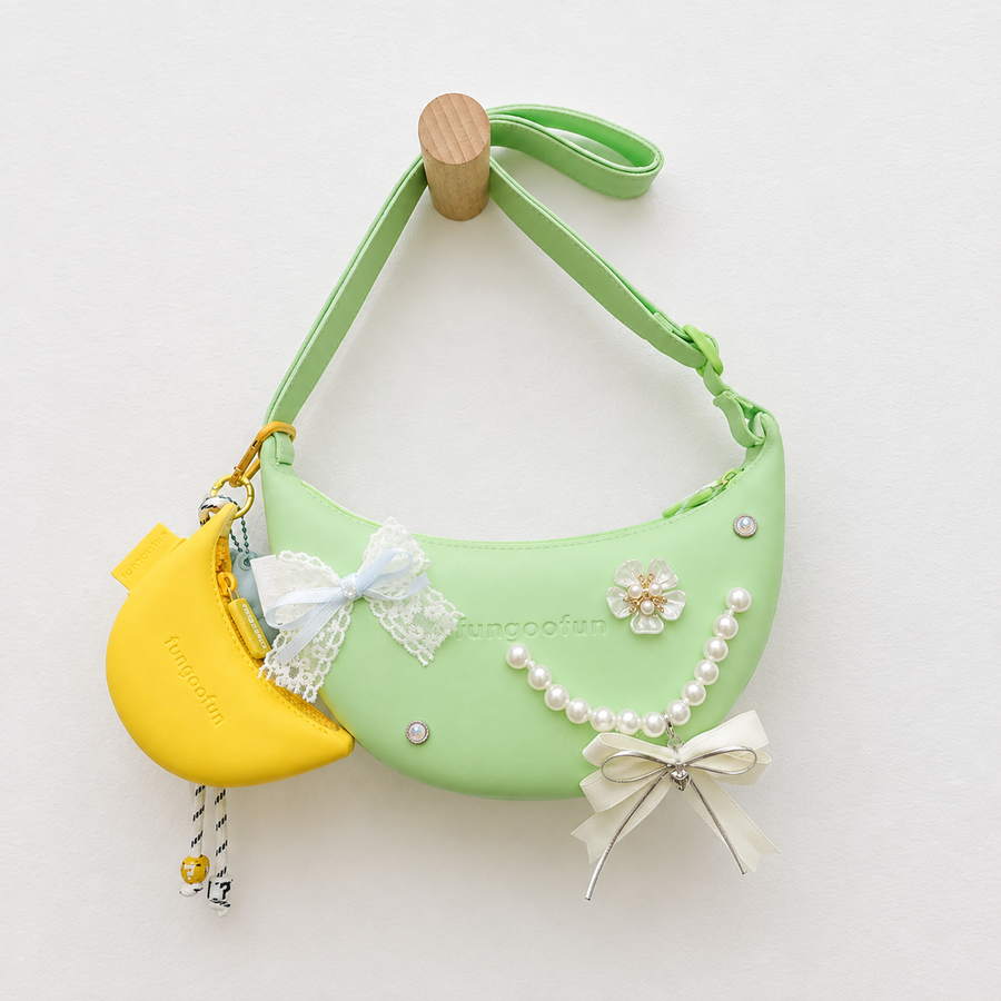 Sac DEMI-LUNE vert personnalisé avec des perles et des charms