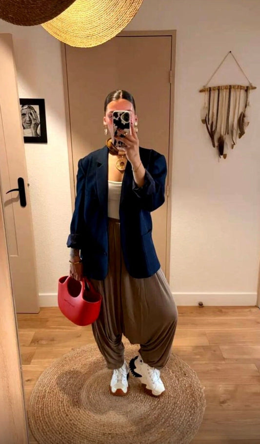 Le LOOPY rouge porté avec un blazer marine, look chic et decontracte
