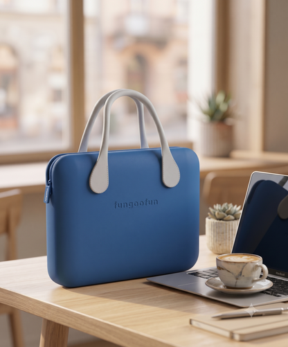 Le SUNNY - housse PC portable 16 pouces bleu, style kawaii Fungoofun, mise en situation bureau