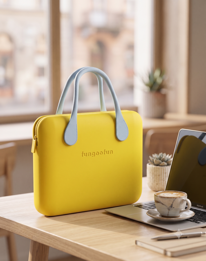 Le SUNNY - housse PC portable 16 pouces jaune, style kawaii Fungoofun, mise en situation bureau